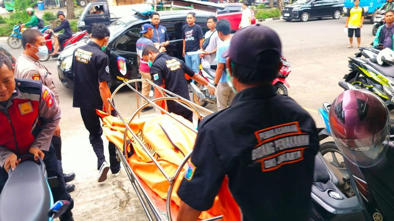 Dari rekaman CCTV nampak pria berjaket ‘oranye’ itu sempat mengobrol dengan wanita yang diduga RN.<br>