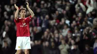 6. Gary Neville (2005-2011), bek sayap didikan akademi MU ini selalu tampil penuh gairah. Selain itu pria Inggris ini juga memiliki kesetiaan yang tinggi bagi Setan Merah. (AFP/Paul Ellis)