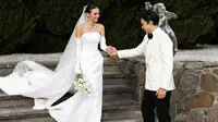 8 Tren Model Gaun Pengantin Putih Simple Elegan 2025, Gaya Amanda Rawles di Nikahannya Curi Perhatian
