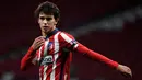 Joao Felix meraih penghargaan Golden Boy pada tahun 2019 saat masih berseragam Benfica. Hal tersebut membuat Atletico Madrid rela merogoh 133 juta pounds untuk merekrutnya. Meski tampil kurang baik di musim debutnya, Felix perlahan mulai bangkit pada musim berikutnya. (AFP/Pierre-Philippe Marcou)