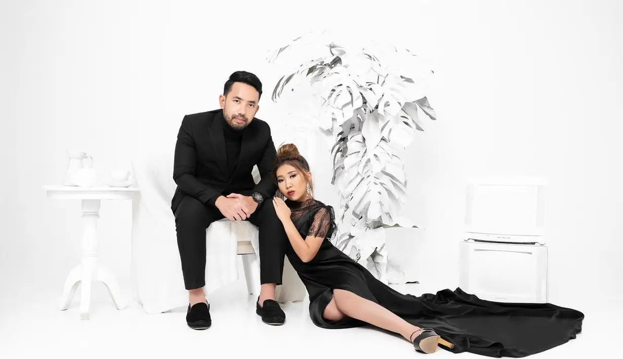 Busana pengantin yang abadi tak selau putih, namun hitam. Memberikan look edgy dan trendi dalam setting studio serba-putih. [@kikysaputrii]