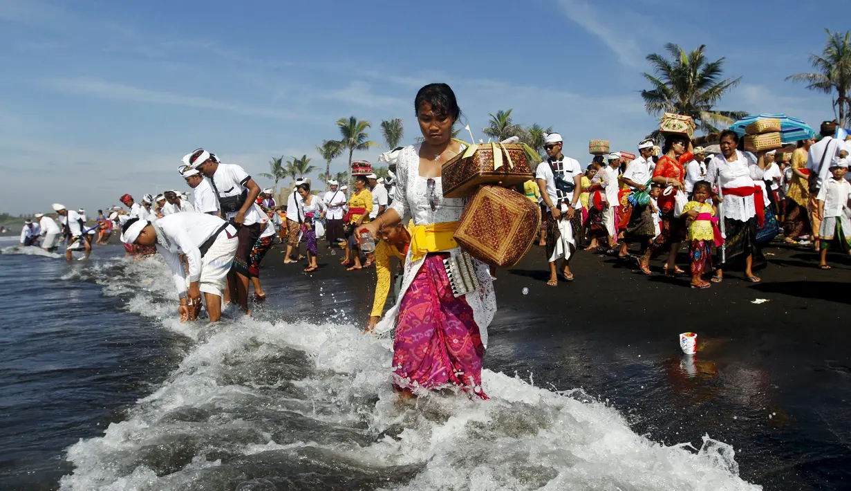 Suasana upacara Melasti di Gianyar, Bali, Minggu (6/3/2016). Melasti adalah sebuah upacara jelang Hari Raya Nyepi yang dilaksanakan di pinggir pantai dengan tujuan mensucikan diri (Reuters/ Roni Bintang) 