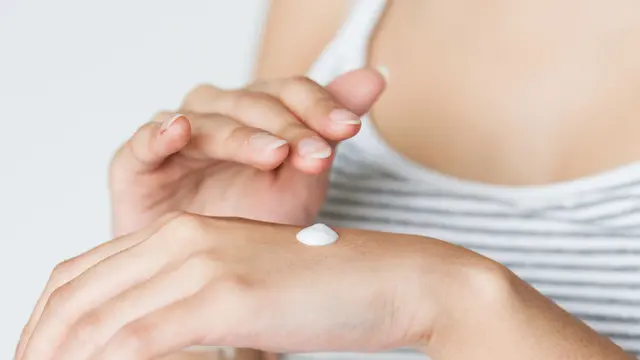 5. Tunggu Sunscreen Menyerap Sebelum Makeup [Dok/freepik.com]