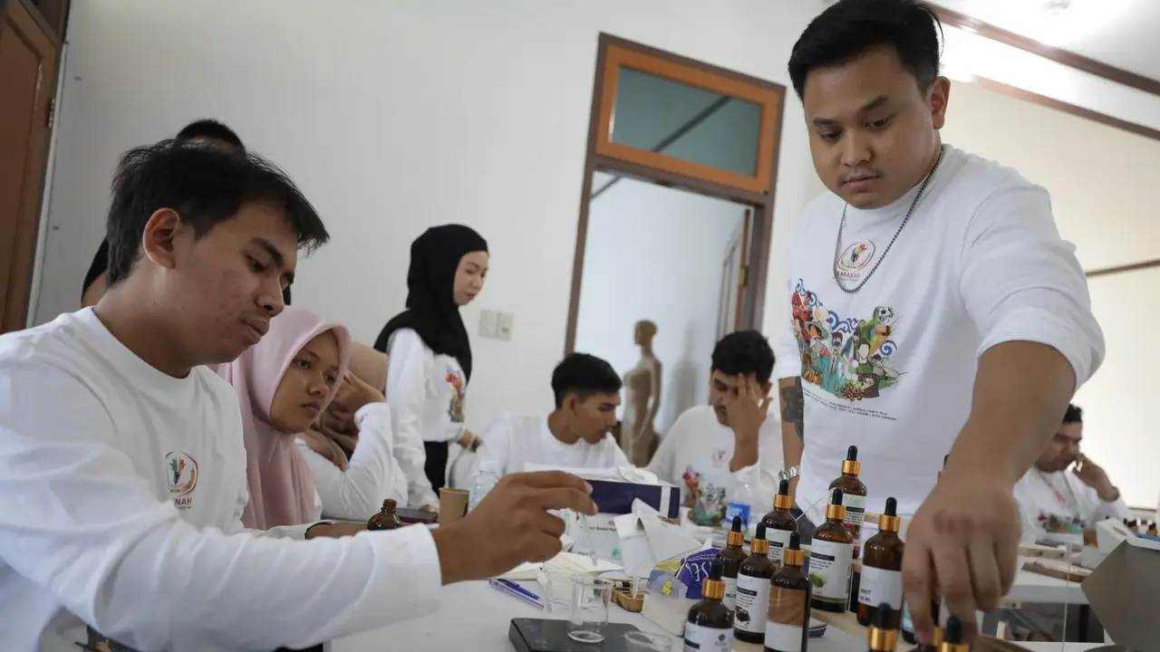 Kelas Komunitas Anggota Creative Nilam binaan Aneuk Muda Aceh Unggul Hebat (AMANAH) menghasilkan formula parfum berkualitas yang bersumber dari bahan minyak nilam (patchouli) (Istimewa)
