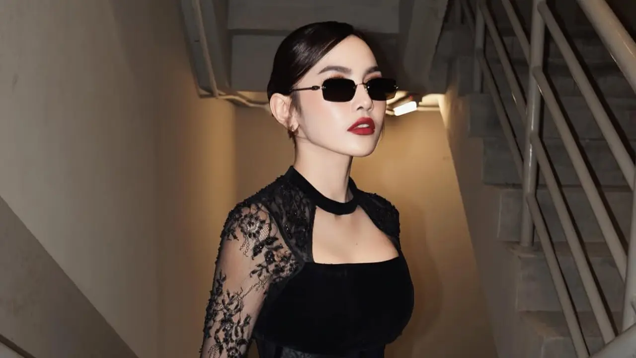 Slay dan Penuh Attitude, Gaya Mahalini Kondangan dalam Balutan Dress Hitam & Kacamata Hitam Ini Auto Jadi Sorotan