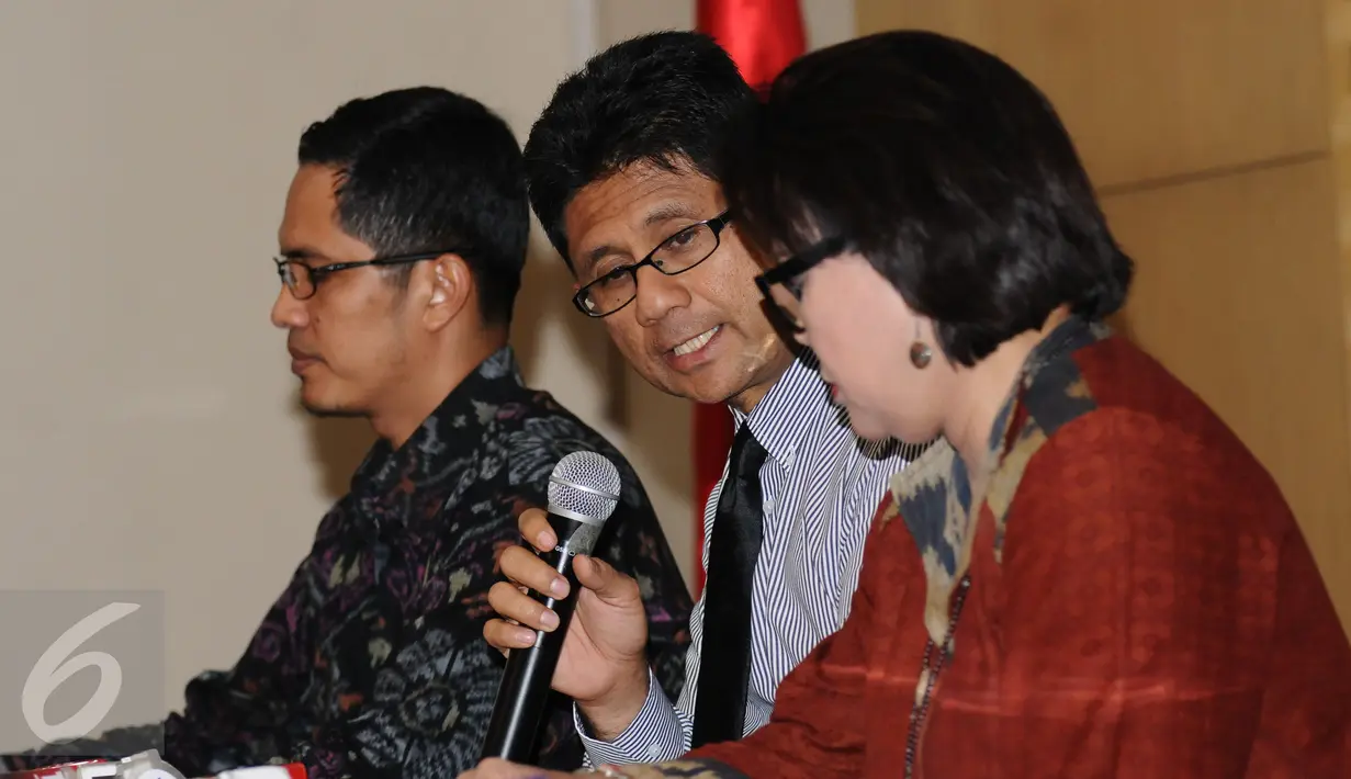 Pimpinan KPK, Laode Muhammad Syarif (tengah) menjawab pertanyaan terkait kasus OTT Hakim MK, Patrialis Akbar di Jakarta, Kamis (26/1). Patrialis diduga menerima suap uji materi undang-undang. (Liputan6.com/Helmi Fithriansyah)