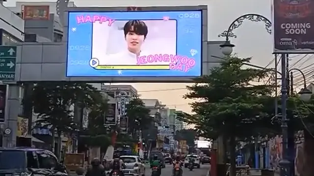 Ucapan ulang tahun ke-18 Jeongwoo melalui videotron di Bandung