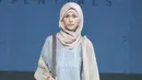 Model membawakan rancangan Ria Miranda yang bertema busana Daily di Hall Senayan City, Jakarta, Sabtu (10/12). Ria Miranda merupakan salah satu desainer modest wear di dalam negeri. (Liputan6.com/Herman Zakharia)