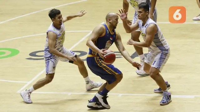 Foto: Aksi Memukau Arki Wisnu Saat Satria Muda Tumbangkan Prawira Bandung di IBL 2022