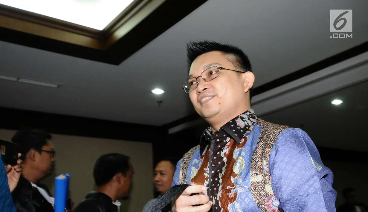 Tersangka dugaan suap terhadap Ketua Pengadilan Tinggi Manado Sudiwardono, Aditya Anugrah Moha bersiap meninggalkan ruang sidang Pengadilan Tipikor, Jakarta, Rabu (28/2). Sidang mendengar pembacaan dakwaan JPU. (Liputan6.com/Helmi Fithriansyah)