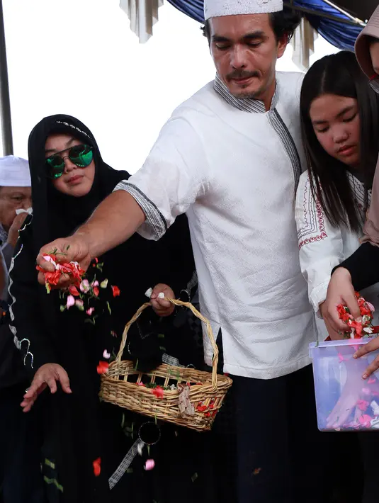 Meski dekat dengan ayahnya, Rina tidak mendapatkan firasat apapun sebelum kepergiannya untuk selamanya. Apalagi, ayahnya terlihat sehat saat dirinya pamit pulang ke rumahnya di Sentul.(Adrian Putra/Bintang.com)