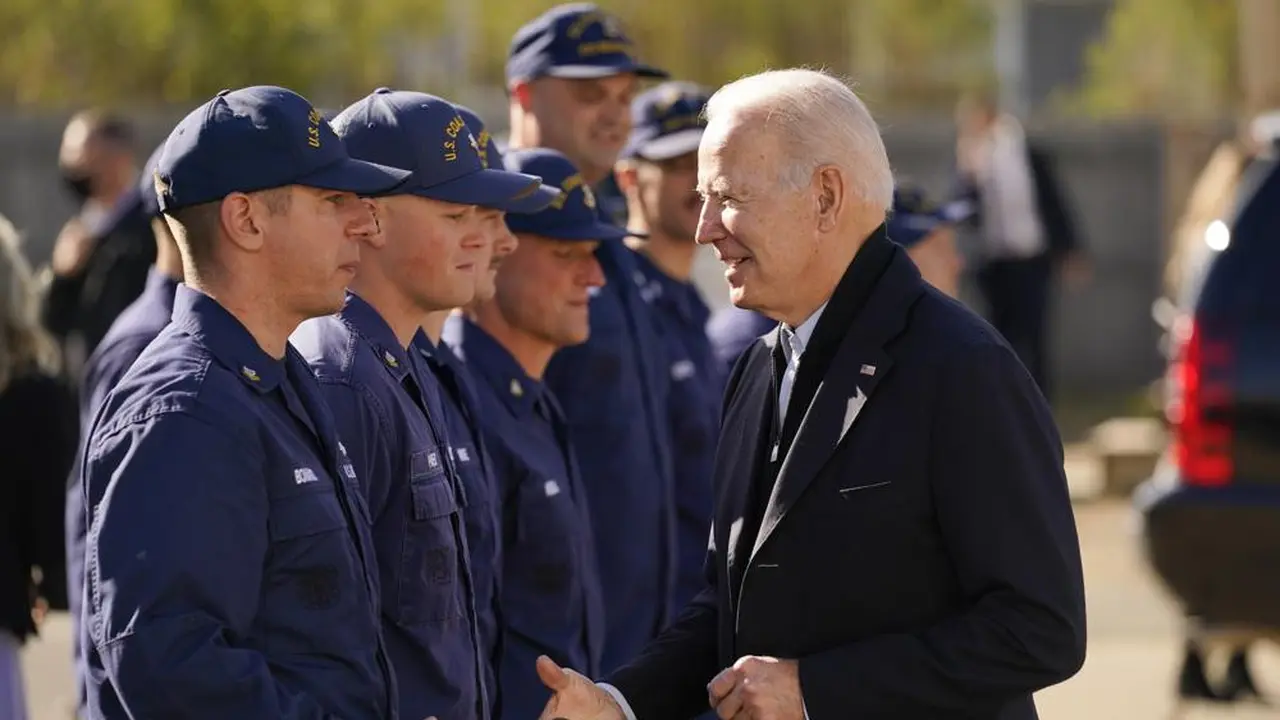 Presiden Joe Biden dengan anggota penjaga pantai di Stasiun Penjaga Pantai Amerika Serikat Brant Point di Nantucket, Massachuset, Kamis, 25 November 2021. (AP Photo/Carolyn Kaster)