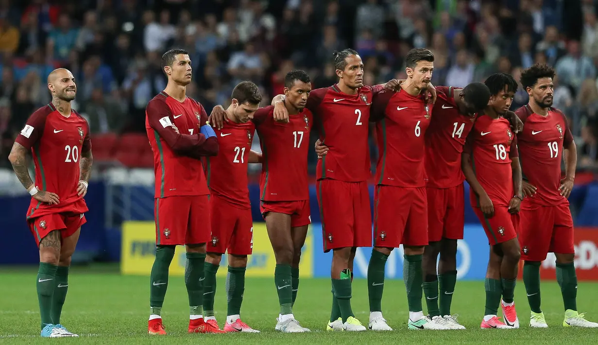 Para pemain Portugal tampak kecewa usai disingkirkan Cile dari semifinal Piala Konfederasi di Kazan Arena, Kazan, Rabu (28/6/2017). Portugal kalah adu penalti 0-3 dari Cile. (EPA/Mario Cruz)