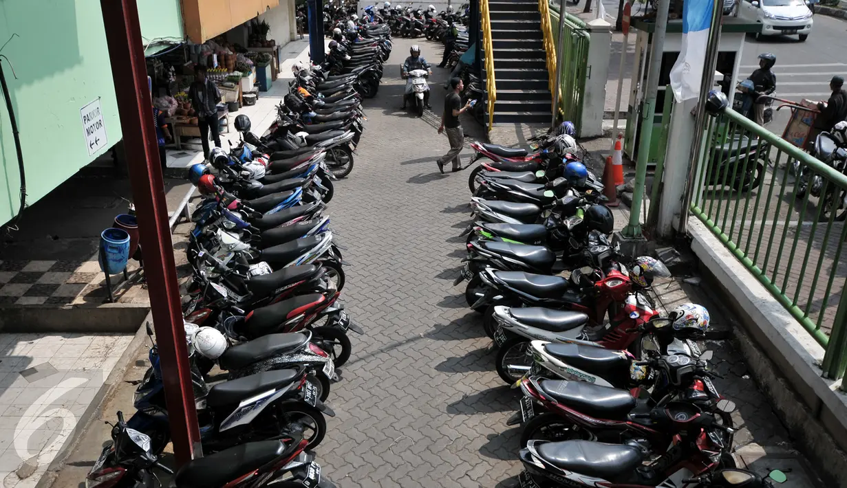 Sejumlah motor di lokasi parkir PD Pasar Jaya Tanah Abang, Jakarta, Senin (1/8). Mulai Agustus, Pemprov DKI melalui Badan Layanan Umum Daerah (BLUD) Perparkiran mengambil alih pengelolaan parkir 15 pasar PD Pasar Jaya. (Liputan6.com/Yoppy Renato)