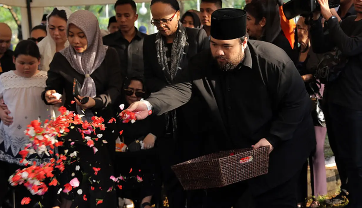 Anjas mengaku bahwa sekitar dua minggu belakangan ini, belum sempat ketemu dengan ayahnya. Ia sendiri juga tak mendapatkan firasat sebelum ayahnya meninggal dunia. (Deki Prayoga/Bintang.com)