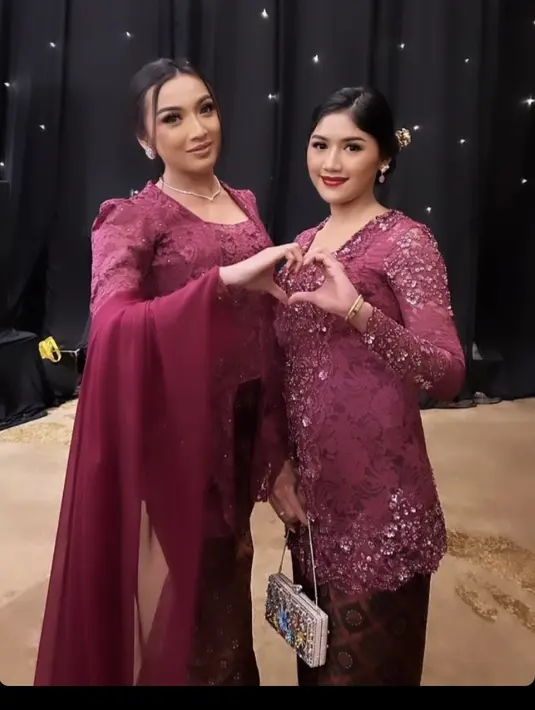 Erina melengkapi penampilan dengan membawa mini bag model kotak dengan motif bunganya. Serta aksesori perhiasan anting-anting dan gelang keemasannya. [@sarahpdp]