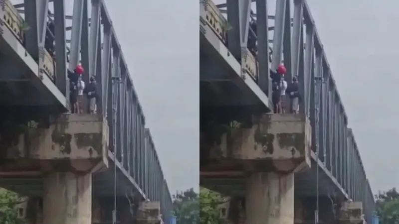 Upaya penyelamatan ibu dan anaknya yang akan bunuh diri di jembatan di Bojonegoro. (Ahmad Adirin/Liputan6.com)