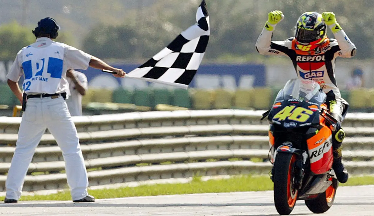 Kemudian pada tahun 2002 Rossi akhirnya pindah ke tim utama Honda, Repsol Honda Racing team. Pada tahun ini sekaligus berhasil beradaptasi dengan memboyong juara dunia pada tahun 2002 sampai 2003. (AFP/Vanderlei Almeida)