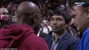 Floyd Mayweather Jr menghampiri Manny Pacquiao saat menyaksikan pertandingan NBA antara Miami Heat dan Milwaukee Bucks, AS, Rabu (28/1/2015). (Dailymail)