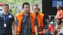 Pemilik PT Binivian Konstruksi Abadi, Effendy Syahputra (tengah) dan Anggota DPRD Lampung Nonaktif Agus Bhakti Nugroho (kanan) saat akan menjalani pemeriksaan lanjutan di Gedung KPK, Jakarta, Kamis (6/9). (Merdeka.com/Dwi Narwoko)