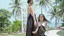 Inspirasi resort wear kompak ala Anissa Aziza dan putrinya, Alinea. Keduanya terlihat manis dengan spaghetti strap dress warna monokrom yang senada. [@anissaaziza]