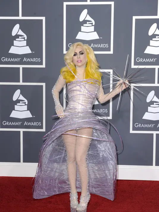 Gaun unik yang dikenakan Lady Gaga ini rancangan Giorgio Armani spesial dibuat untuk acara ‘Grammy Awards’ ke-52 di California, Amerika (31/1/2010). (Bintang/EPA)