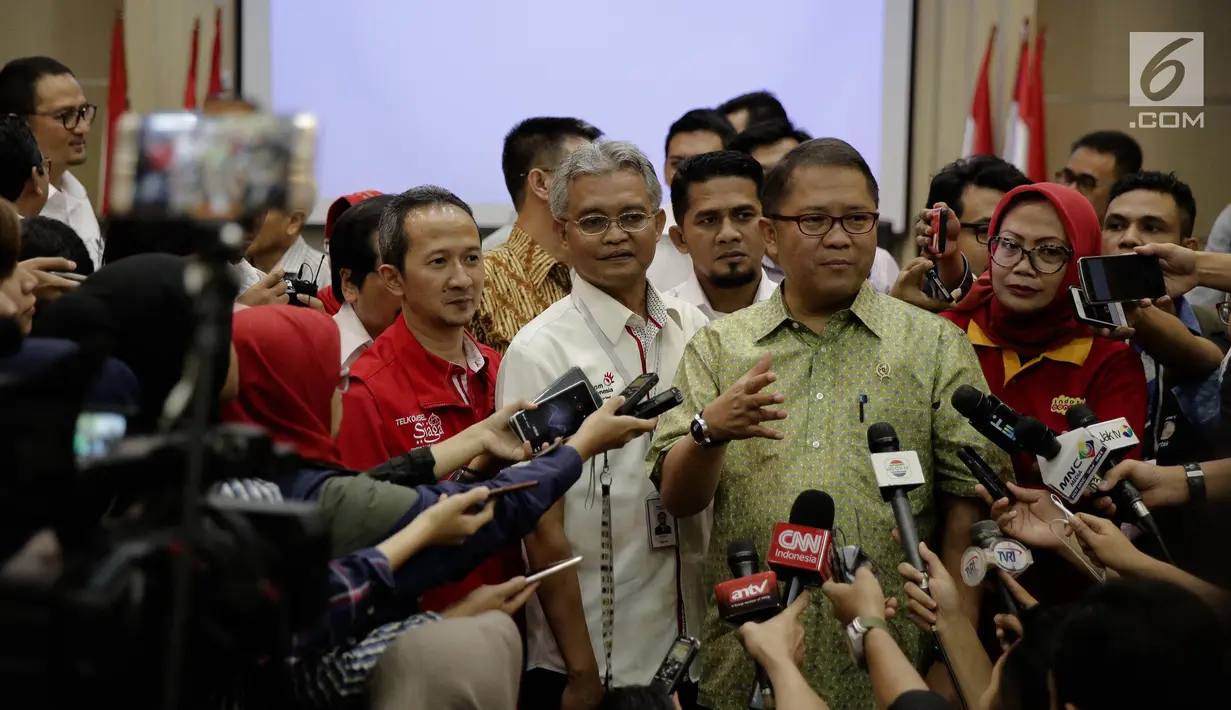 Menkominfo Rudiantara menjawab pertanyaan awak media di gedung Kemkominfo, Jakarta, Senin (19/6). Total ada 300 BTS mobile berbentuk mini truk dan dilengkapi tower dan antena radio yang dikerahkan dari operator gabungan. (Liputan6.com/Faizal Fanani)