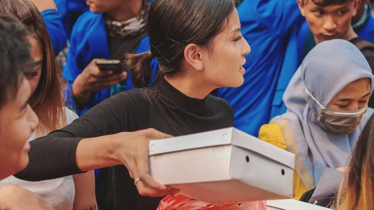 Selain Bagi Nasi Kotak Untuk Pendemo, Ini 3 Aksi Awkarin yang Tuai Pujian