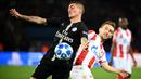 Gelandang PSG, Marco Verratti, berusaha melewati gelandang Red Star, Marko Marin, pada laga Liga Champions di Stadion Parc des Princes, Paris, Rabu (3/10/2018). PSG menang 6-1 atas Red Star. (AFP/Franck Fife)
