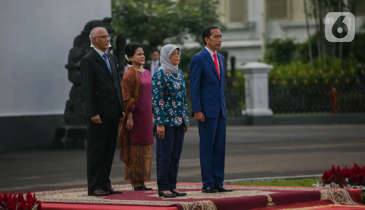 Presiden Joko Widodo (kanan) didampingi Ibu Negara, Iriana Widodo menyambut Presiden Singapura, Halimah Yacob (kiri depan) didampingi suaminya, Mohamed Abdullah Alhabshee, saat kunjungan kenegaraan di Istana Bogor, Jawa Barat, Selasa (4/3/2020). (Liputan6.com/Faizal Fanani)