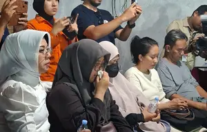 Tangis Keluarga Pecah Saat Pencarian Lima Jurnalis Dihentikan