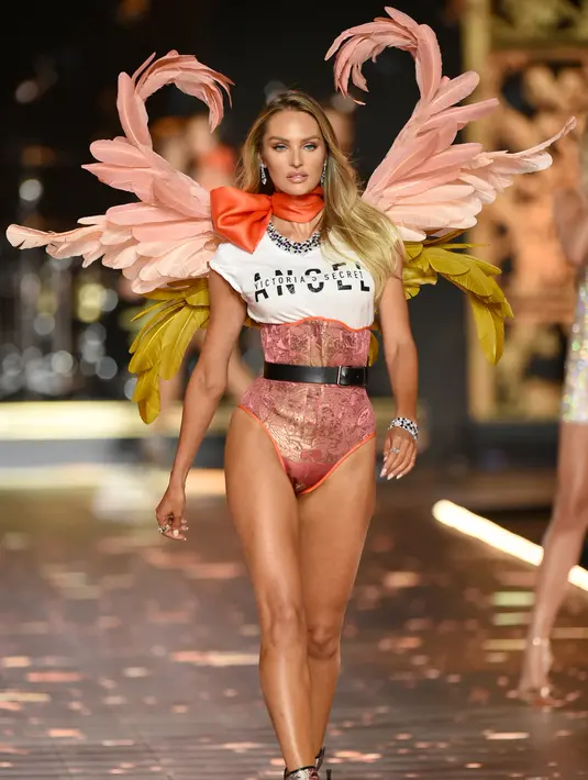 Model Candice Swanepoel berjalan di atas catwalk selama Victoria's Secret Fashion Show 2018 di Pier 94 di New York, AS (8/11). (AP Photo/Evan Agostini)