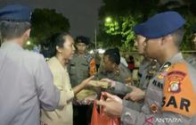 Brimob Polda Metro Jaya Gelar Dapur Lapangan untuk Warga Terdampak Banjir Jaktim di Rawa Terate