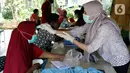Petugas kesehatan memeriksa suhu warga penerima vaksin COVID-19 di RPTRA Taman Gajah, Cipete Selatan, Jakarta, Kamis (27/5/2021). Pemprov DKI Jakarta melakukan vaksinasi COVID-19 bagi warga usia 18 tahun ke atas yang berada di RW rentan dan padat penduduk. (Liputan6.com/Johan Tallo)