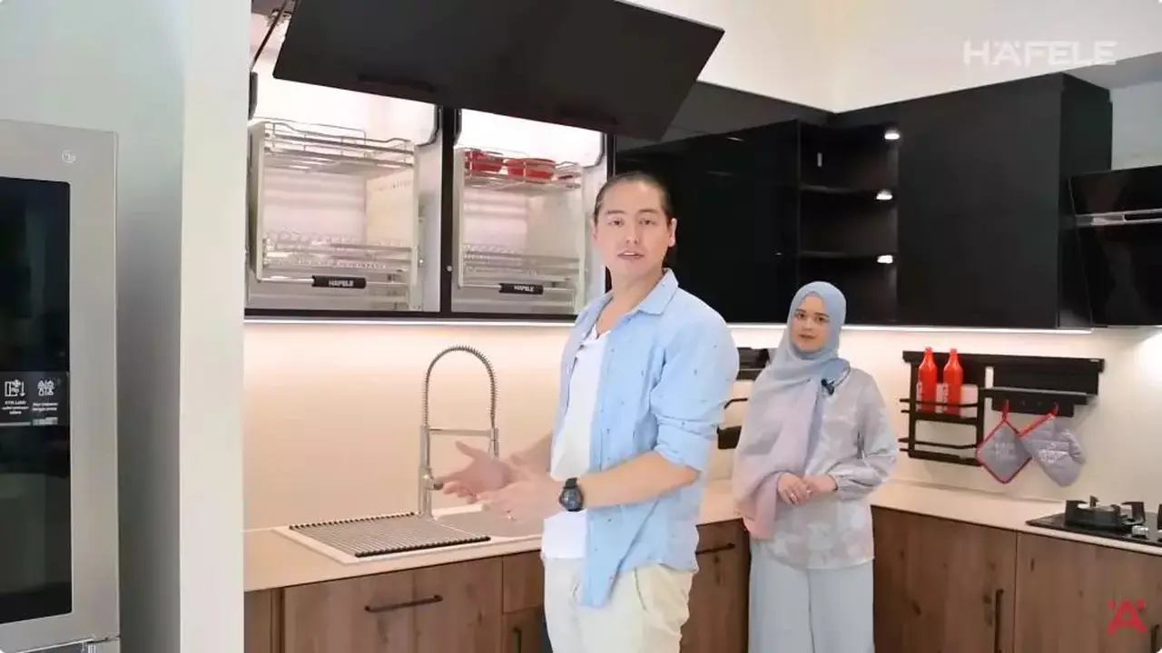 Potret dapur Roger Danuarta dan Cut Meyriska (Sumber: YouTube/Hafele Indonesia)