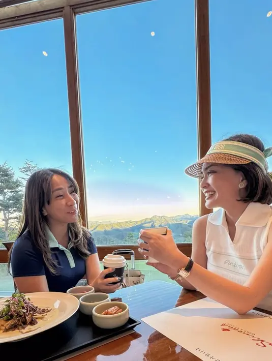 Penampilannya juga makin sempurna dengan anting berlian yang dikenakannya. Tentu, gayanya hadirkan kemewahan yang tak terbantahkan. [Foto: Instagram/ Shandy Aulia]