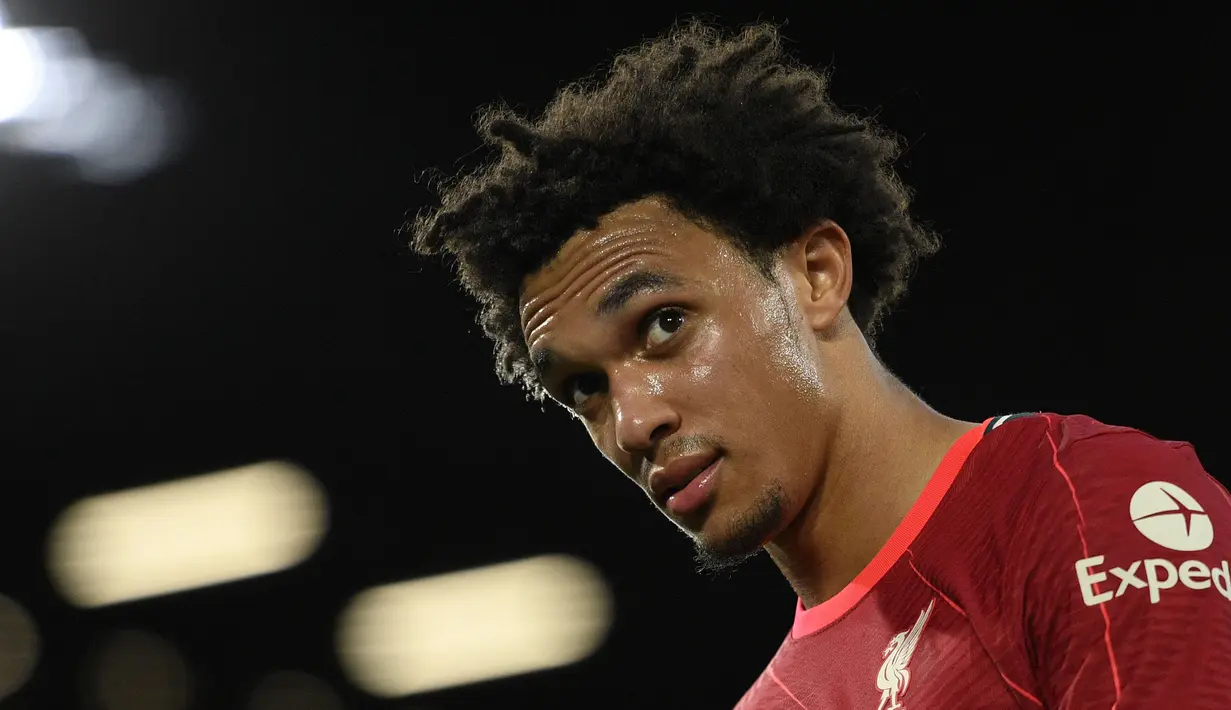 Trent Alexander-Arnold merupakan bek kanan dengan bayaran tertinggi di dunia saat ini. Ia digaji oleh Liverpool sebesar 180 ribu euro per minggu. Hal tersebut sebanding dengan skill pemain jebolan akademi Liverpool itu, yaitu kecakapan teknis, kemampuan passing, dan kreativitasnya. (AFP/Oli Scarff)