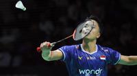 Pebulu tangkis tunggal putra Indonesia, Anthony Sinisuka Ginting mengembalikan kok saat melawan Kantaphon Wancharoen (Thailand) pada babak kualifikasi Indonesia Masters 2026 di Istora Gelora Bung Karno, Senayan, Jakarta, Selasa (20/1/2026). (Bola.com/Bagaskara Lazuardi)