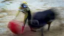 Seorang matador menghindar dari tandukan banteng di Festival San Fermin, Pamplona, Spanyol, Rabu (8/7/2015). Aksi pertarungan antara Matador dengan banteng menjadi salah satu aksi yang ditunggu di Festival ini. (Reuters/Vincent West)