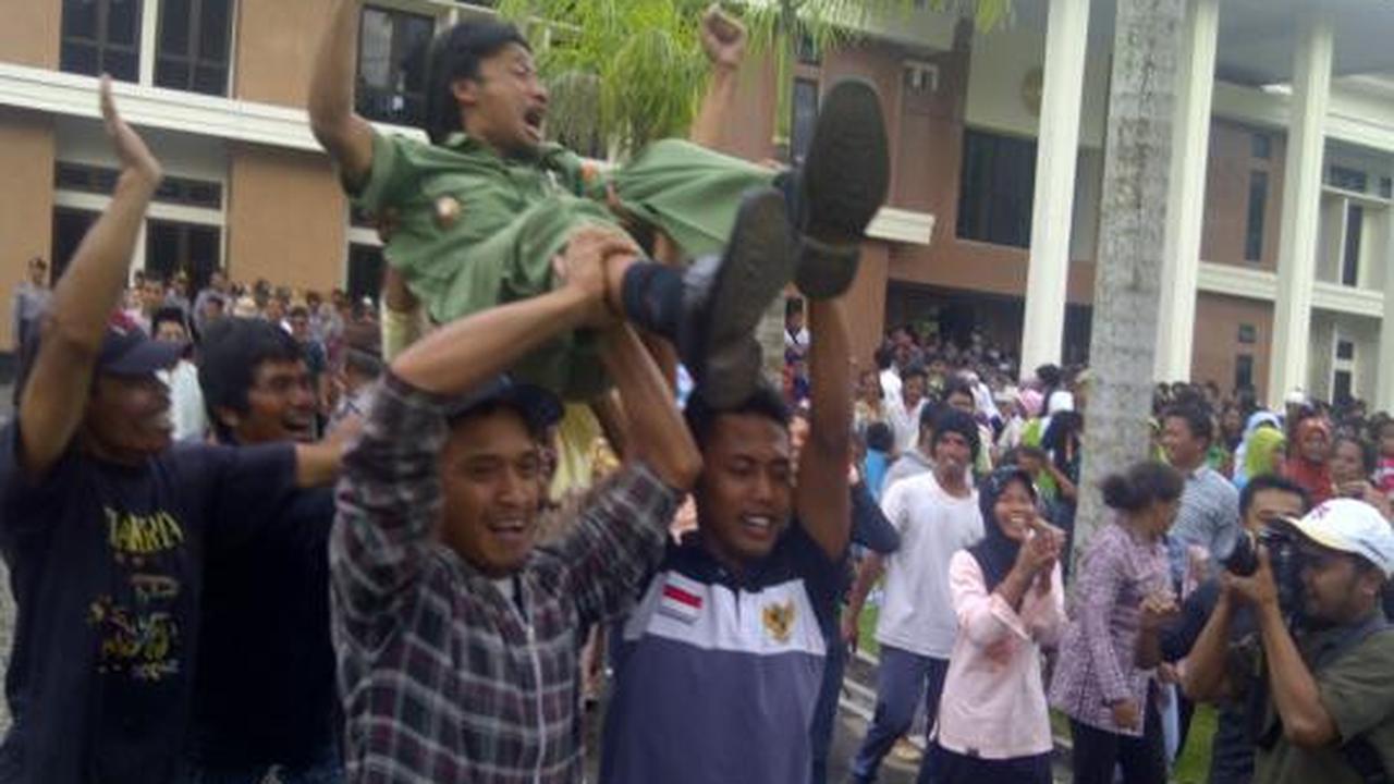 Divonis bebas, 2 terdakwa kasus bambu diarak ratusan warga