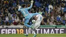 Striker Real Madrid, Karim Benzema, berebut bola dengan kiper Celta Vigo,  Sergio Alvarez, pada laga La Liga di Stadion Santiago Bernabeu, Sabtu (12/5/2018). Real Madrid menang 6-0 atas Celta Vigo. (AP/Paul White)