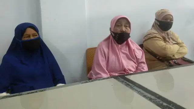 Tiga orang nenek yang kena PHK perusahaan pengolah ikan di Kota Kendari.(Liputan6.com/Ahmad Akbar Fua)