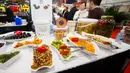 Deretan sampel makanan terlihat di ajang Restaurants Canada Show 2020 di Toronto, Kanada, Minggu (1/3/2020). Restaurants Canada Show 2020 menyajikan berbagai inovasi terbaru dalam produk makanan, minuman, dan peralatan. (Xinhua/Zou Zheng)