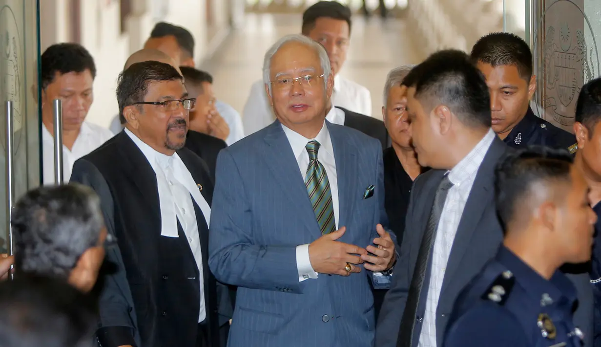 Mantan Perdana Menteri Malaysia, Najib Razak tiba di Pengadilan Tinggi Malaya, Kuala Lumpur, Rabu (8/8). Najib Razak akan dihadapkan dengan dakwaan baru di bawah undang-undang anti pencucian uang untuk kasus megakorupsi 1MDB. (AP/Yam G-Jun)