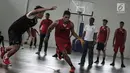 Seorang atlet basket putra menggiring bola saat berlatih di Gor Istana Kana, Jakarta, Jumat (12/1). Latihan ini untuk mempersiapkan diri dalam menghadapi Asian Games 2018. (Liputan6.com/Faizal Fanani)