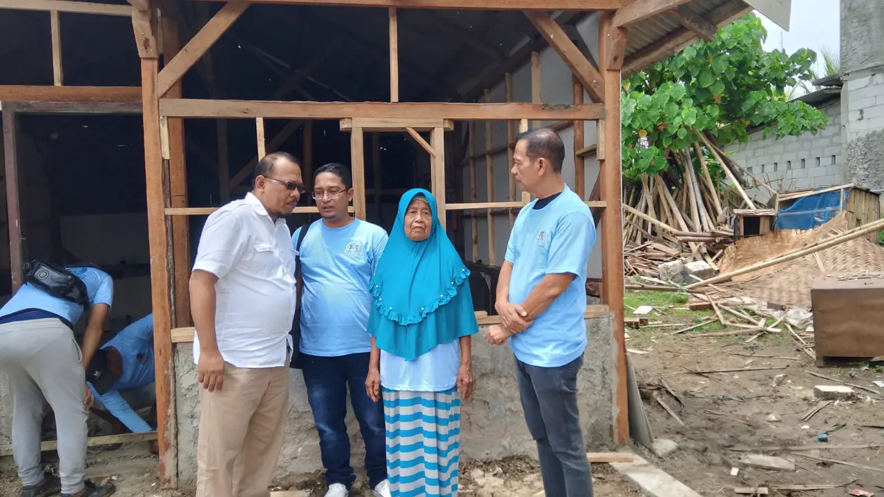 Andra Soni - Dimyati menggelar kegiatan bedah rumah