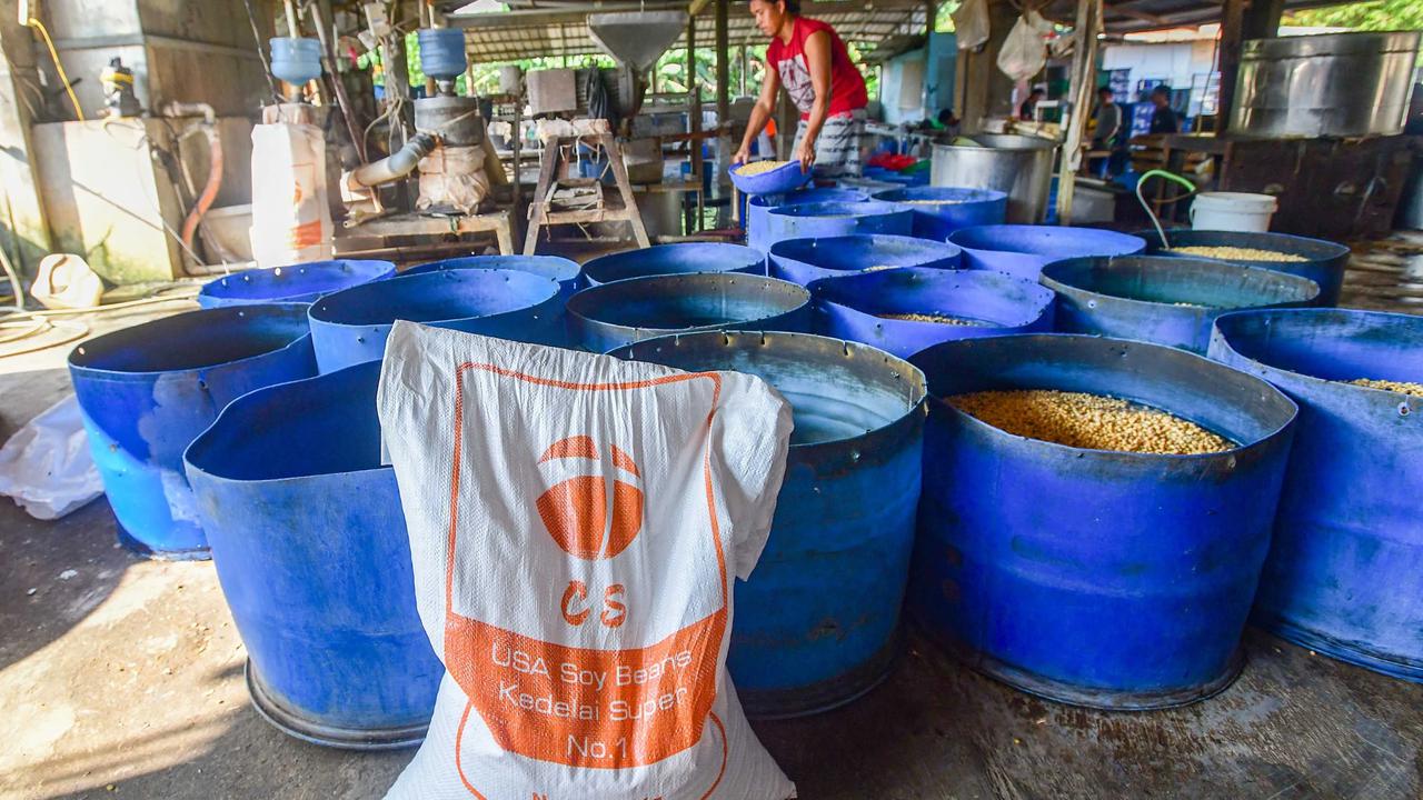 FOTO: Harga Kedelai Impor Naik Produsen Tahu di Depok Kurangi Ukuran Produk