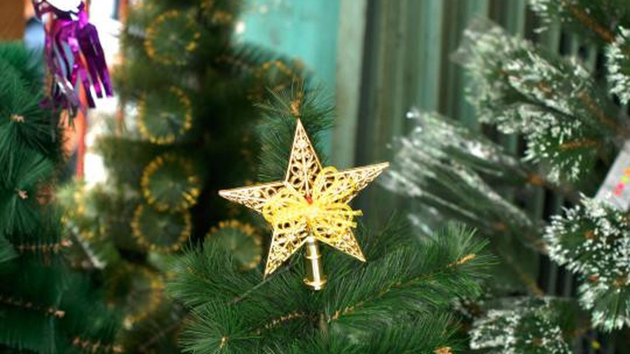 Berbagai pernak-pernik Natal hiasi kawasan Glodok