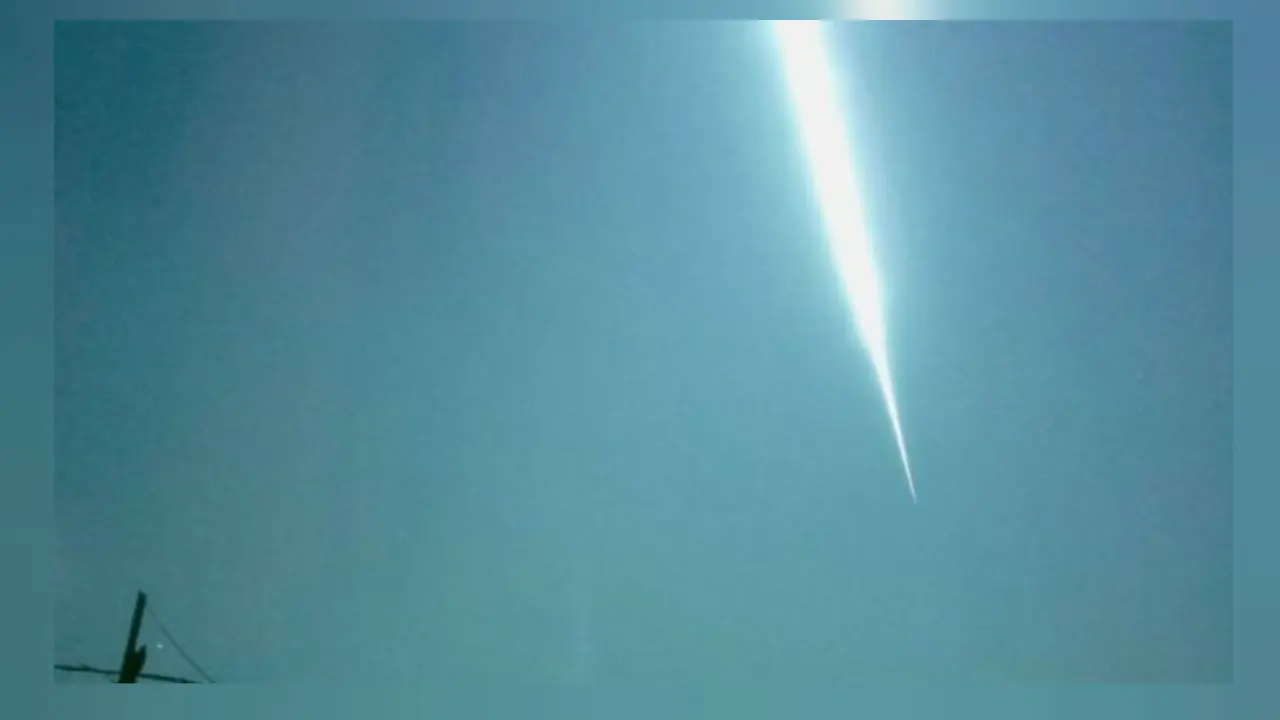 Penampakan Meteor Berwarna Hijau di Atas Langit Inggris
