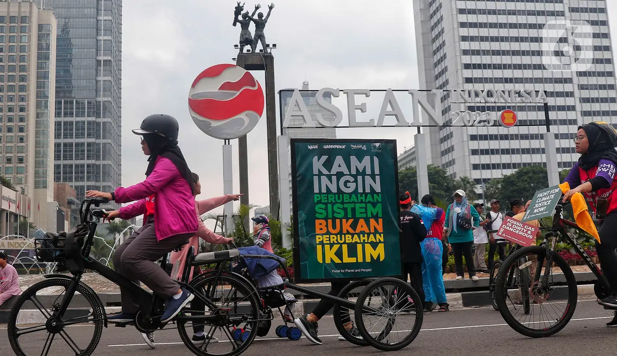 Aktivis dari berbagai penggiat lingkungan melakukan aksi damai di Hari Bebas Kendaraan (Car Free Days) di kawasan Bundaran HI, Jakarta,  Minggu (12/3/2023). Selain memperingati Hari Perempuan Internasional, aksi Women Pedal for People Planet tersebut dilakukan guna mengajak masyarakat untuk melakukan perlawanan terhadap krisis iklim yang berdampak pada kehidupan manusia dan ekologi. (Liputan6.com/Angga Yuniar)